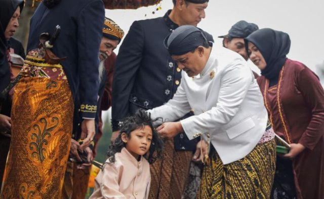 Ritual Cukur Rambut Gimbal Tutup Dieng Culture Festival 2025, Ribuan Wisatawan Terpukau