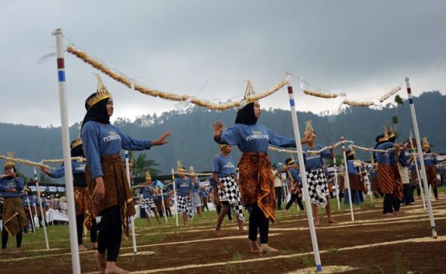 Meriah! Ondol Sepanjang 1.000 Meter Warnai Festival Kuduran Budaya Banjarnegara
