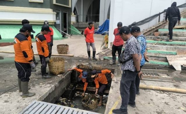 Satgas Sungai Kendal Kerahkan 15 Personel Bersihkan Gorong-Gorong Masjid Agung