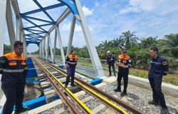 Siap Sambut Nataru, KAI Sumut Ganti Ribuan Bantalan Rel di Jembatan Kereta Api