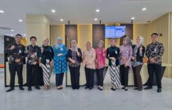 Peringati Hari Kartini, Frontliner BRI Branch Office Cut Mutiah Kenakan Pakaian Nasional