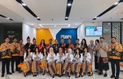 Peringati Hari Kartini, Pekerja BRI Branch Office Kelapa Gading Kenakan Busana Nasional Saat Layani Nasabah