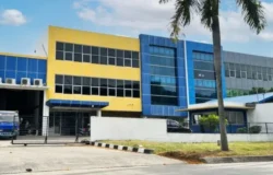 Jenis dan Kegunaan Industrial Door dan Dock Leveler dalam Industri